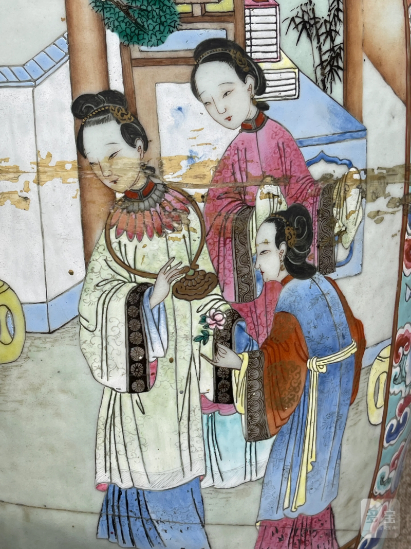 清乾隆 粉彩仕女纹大瓶一对 - 图7